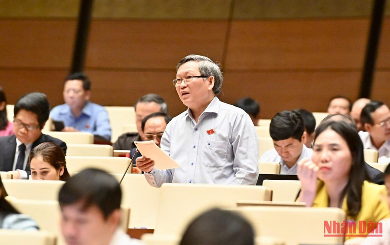 Đại biểu Tô Văn Tám (Kon Tum) góp ý kiến vào dự án Luật Đất đai (sửa đổi). (Ảnh: ĐĂNG KHOA)