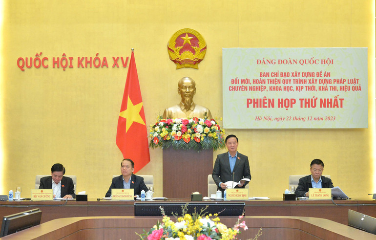 Phó Chủ tịch Quốc hội Nguyễn Khắc Định phát biểu khai mạc phiên họp. (Ảnh: daibieunhandan.vn)