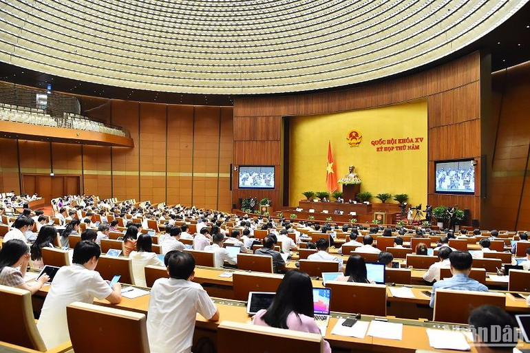 Quang cảnh phiên họp sáng 24/5. (Ảnh: THỦY NGUYÊN)