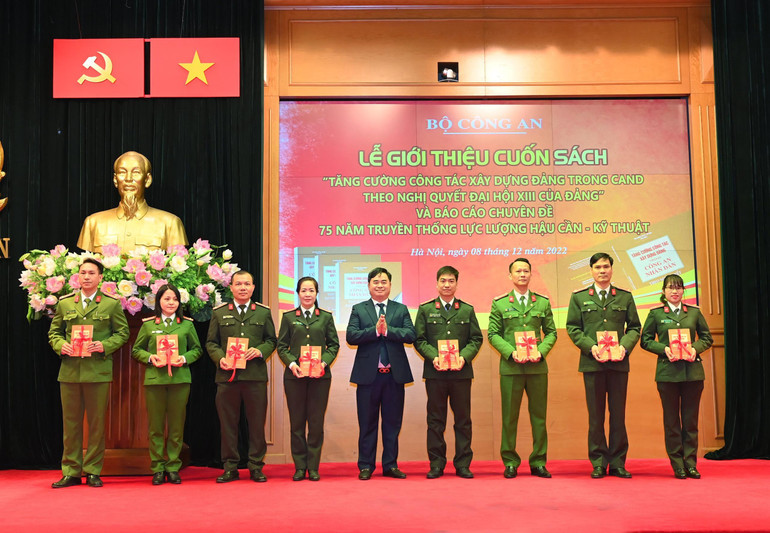 PGS, TS Phạm Minh Tuấn, Giám đốc - Tổng Biên tập Nhà xuất bản Chính trị quốc gia Sự thật trao tặng cuốn sách cho các thư viện trong Công an nhân dân.