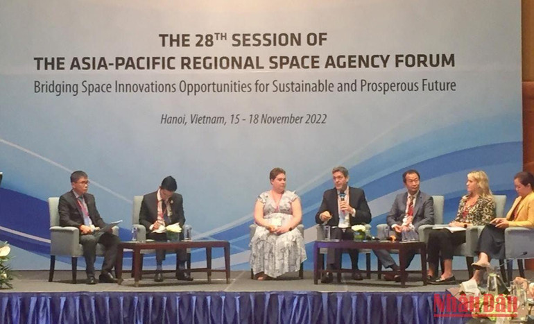 Quang cảnh phiên tọa đàm chuyên đề. (Ảnh: VĂN TOẢN)