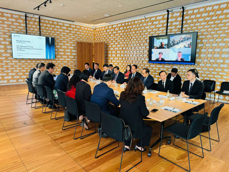 Bộ trưởng Nguyễn Chí Dũng làm việc với Đại học Monash.