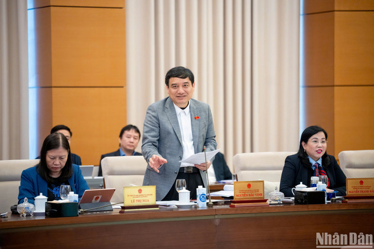 Chủ nhiệm Ủy ban Văn hóa, Giáo dục của Quốc hội Nguyễn Đắc Vinh báo cáo tại phiên họp. (Ảnh: DUY LINH)