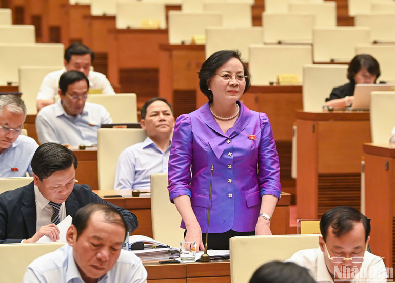 Bộ trưởng Nội vụ Phạm Thị Thanh Trà trả lời chất vấn của đại biểu Quốc hội chiều 21/8. (Ảnh: DUY LINH)