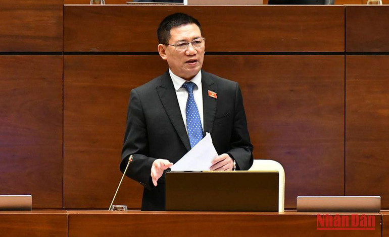 Bộ trưởng Tài chính Hồ Đức Phớc giải trình, làm rõ một số nội dung đại biểu Quốc hội nêu trong phiên thảo luận chiều 11/11. Ảnh: THỦY NGUYÊN