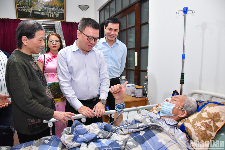 Mặc dù không nói chuyện được nhiều do sức khỏe bị ảnh hưởng bởi Covid-19, song qua cử chỉ, hành động, Trung tướng Chu Duy Kính vẫn thể hiện rõ nét tinh thần "chiến sĩ Điện Biên Phủ" khi nghe những lời trao đổi của đồng chí Tổng Biên tập Báo Nhân Dân Lê Quốc Minh. (Ảnh: NHẬT QUANG)