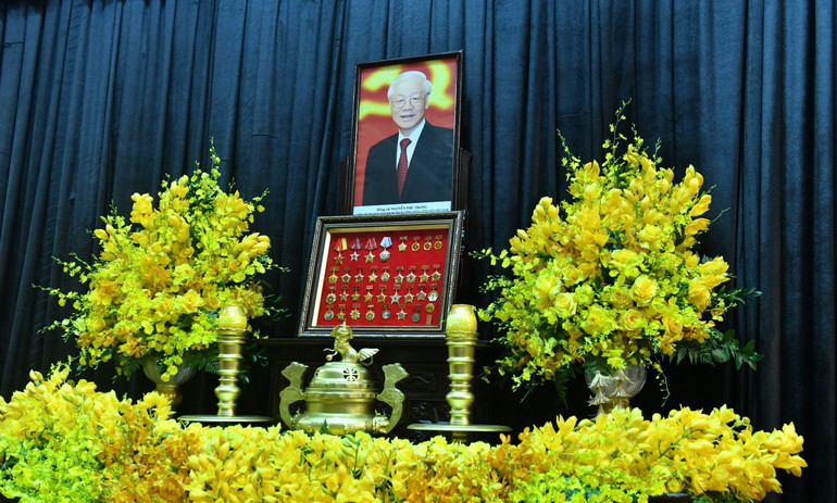 Di ảnh Tổng Bí thư Nguyễn Phú Trọng được đặt trang nghiêm trên bàn thờ Tổ quốc. Di ảnh Tổng Bí thư Nguyễn Phú Trọng được đặt trang nghiêm trên bàn thờ Tổ quốc.