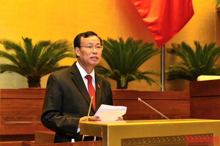 Chủ nhiệm Ủy ban Quốc phòng và An ninh của Quốc hội Lê Tấn Tới trình bày Báo cáo thẩm tra. (Ảnh: THỦY NGUYÊN)