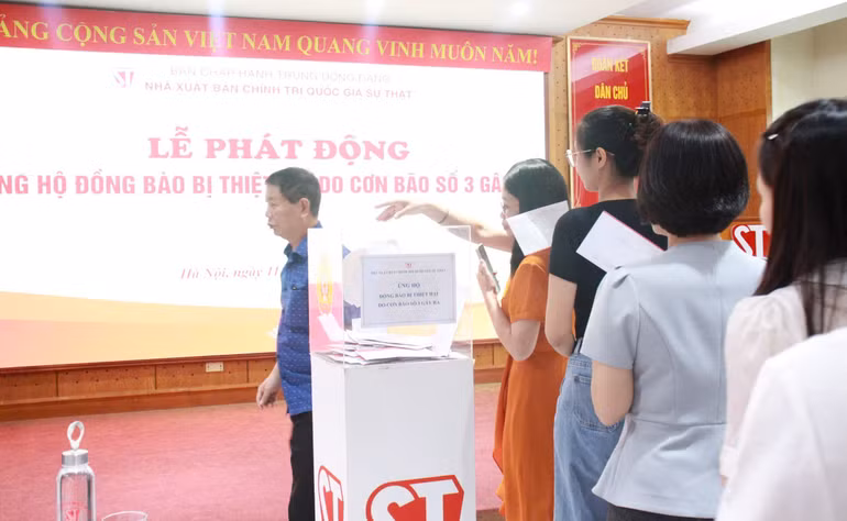 Cán bộ, viên chức, người lao động Nhà xuất bản tham gia ủng hộ đồng bào vùng lũ.