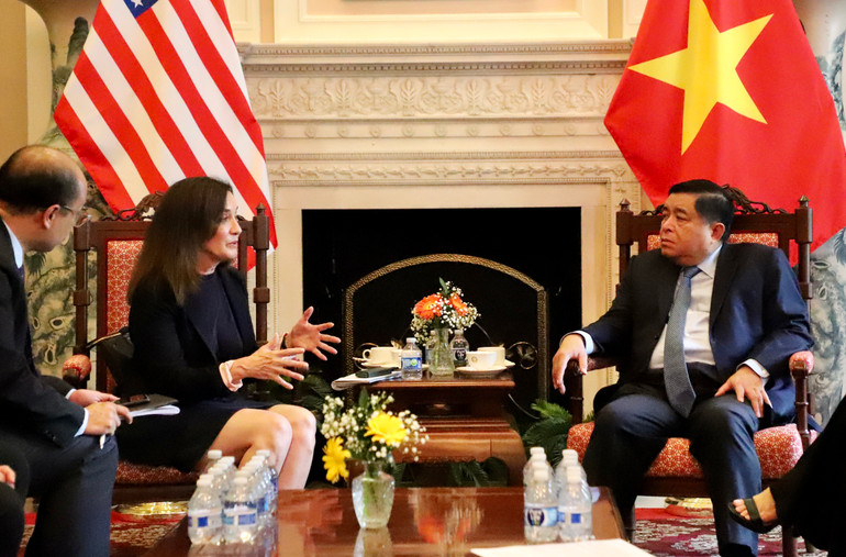 Bộ trưởng Kế hoạch và Đầu tư Nguyễn Chí Dũng làm việc với bà Kathryn Neal, Giám đốc Chính sách quốc tế, Tập đoàn Microsoft.