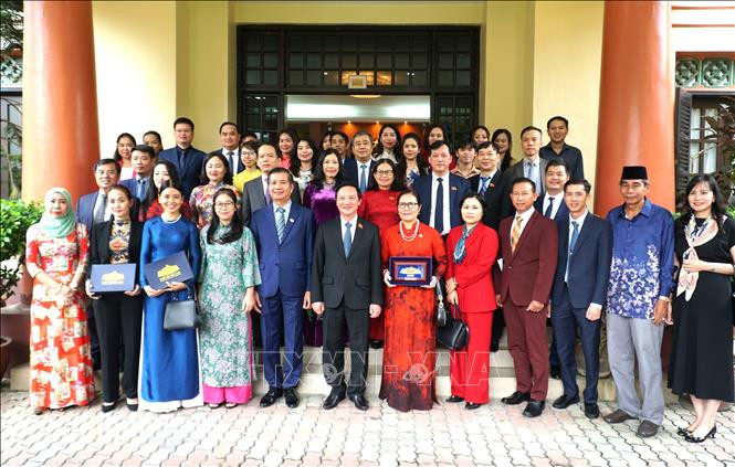 Phó Chủ tịch Quốc hội Nguyễn Khắc Định chụp ảnh lưu niệm cùng cán bộ, nhân viên Đại sứ quán Việt Nam tại Malaysia và đại diện cộng đồng người Việt tại Malaysia. (Ảnh: TTXVN)