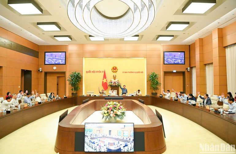 Ủy ban Thường vụ Quốc hội biểu quyết thông qua toàn bộ 21 dự thảo Nghị quyết về việc sắp xếp đơn vị hành chính cấp huyện, cấp xã của 21 tỉnh, thành phố với tỷ lệ 100% tán thành. (Ảnh: DUY LINH)