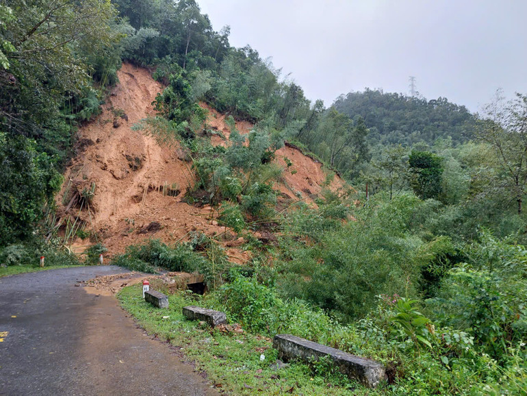 Vị trí sạt lở gần cầu Khuổi Ngọa, xã Ca Thành.