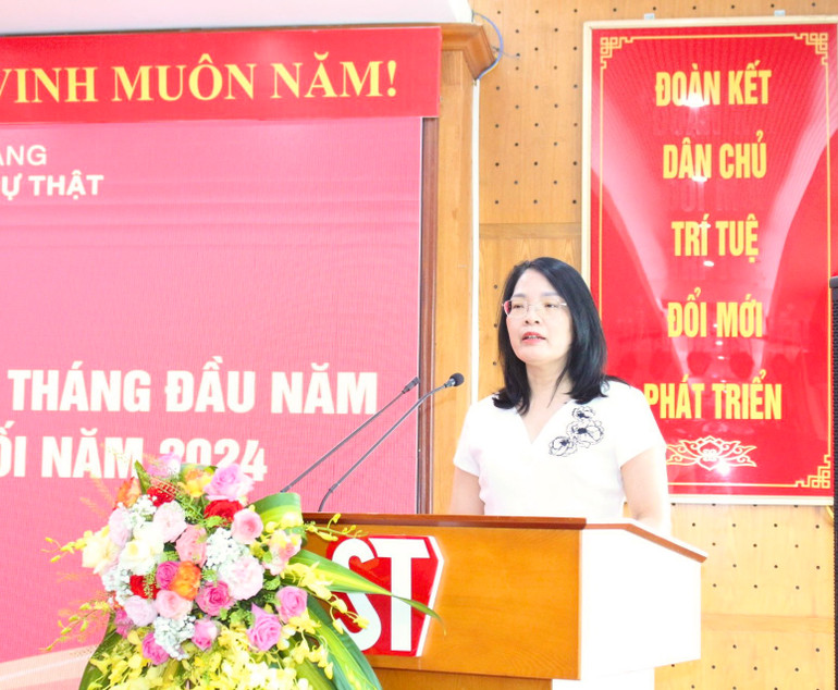 Đồng chí Nguyễn Hoài Anh, Phó Giám đốc - Phó Tổng Biên tập Nhà xuất bản trình bày dự thảo Báo cáo sơ kết công tác Đảng 6 tháng đầu năm và triển khai nhiệm vụ 6 tháng cuối năm 2024.