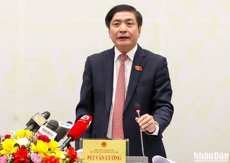 Tổng Thư ký Quốc hội, Chủ nhiệm Văn phòng Quốc hội Bùi Văn Cường phát biểu tại họp báo. (Ảnh: DUY LINH)