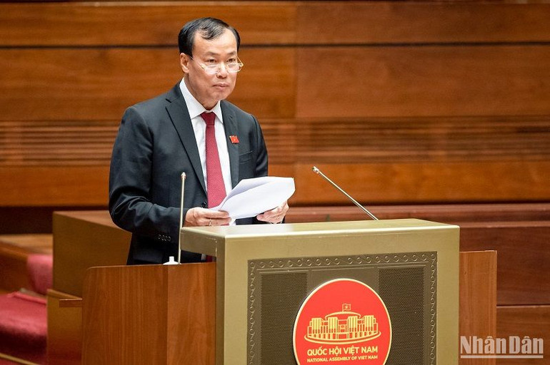 Chủ nhiệm Ủy ban Quốc phòng và An ninh của Quốc hội Lê Tấn Tới trình bày báo cáo thẩm tra về dự án Luật. (Ảnh: DUY LINH)