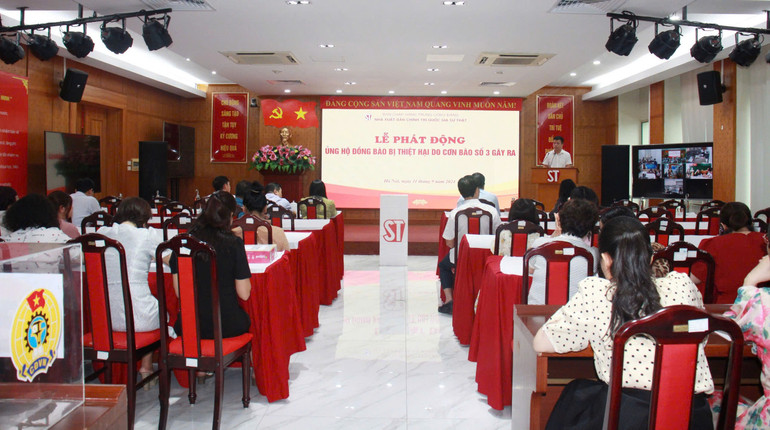 Lễ phát động ủng hộ đồng bào bị thiệt hại do cơn bão số 3 tại Nhà xuất bản Chính trị quốc gia Sự thật.