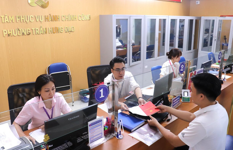 Trung tâm Phục vụ hành chính công phường Trần Hưng Đạo, quận Hoàn Kiếm triển khai hình thức thanh toán phí, lệ phí không dùng tiền mặt tại bộ phận "một cửa".