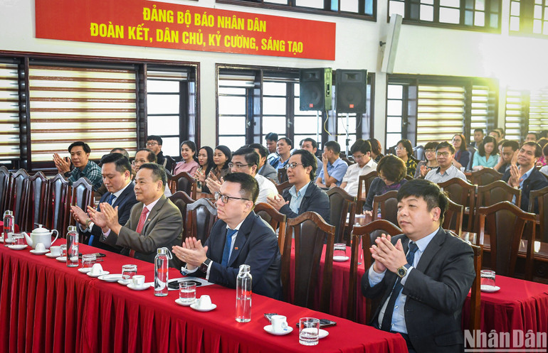 Các đồng chí lãnh đạo trong Ban Biên tập, Đảng ủy, Liên chi hội Nhà báo Báo Nhân Dân, lãnh đạo các ban, vụ, phòng thuộc Báo Nhân Dân và hàng trăm cán bộ phóng viên, biên tập viên, nhân viên cơ quan dự Lễ kỷ niệm. (Ảnh: THÀNH ĐẠT)