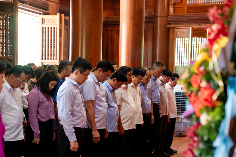 Các thành viên trong đoàn công tác bày tỏ tấm lòng thành kính, biết ơn vô hạn trước công lao trời biển của Chủ tịch Hồ Chí Minh. (Ảnh: MINH SƠN)