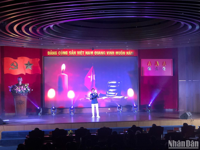 Tiết mục biểu diễn một tác phẩm đoạt giải của Cuộc thi sáng tác ca khúc về Tòa án nhân dân.