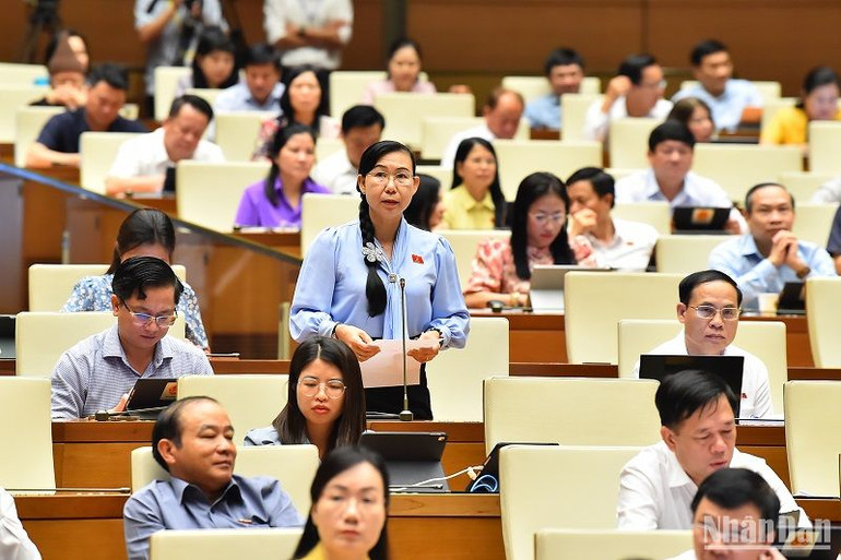 Đại biểu Phan Thị Mỹ Dung nêu vấn đề chất vấn. (Ảnh: THỦY NGUYÊN)