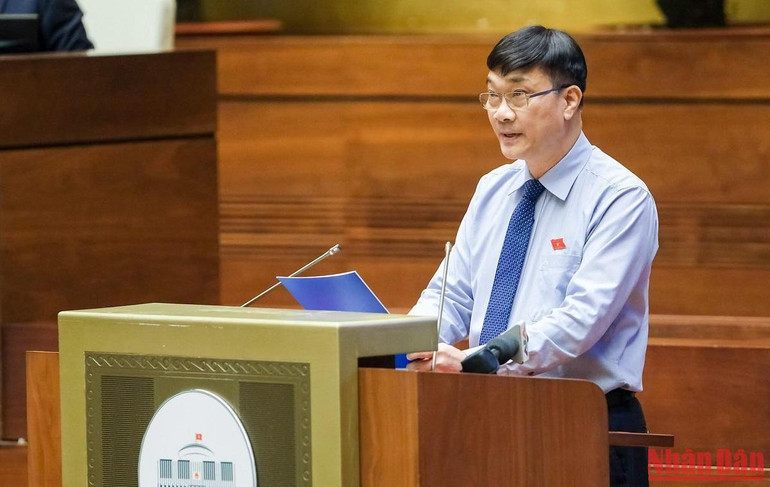 Chủ nhiệm Ủy ban Kinh tế của Quốc hội Vũ Hồng Thanh trình bày Báo cáo tóm tắt một số ý kiến về dự án Luật. (Ảnh: DUY LINH)