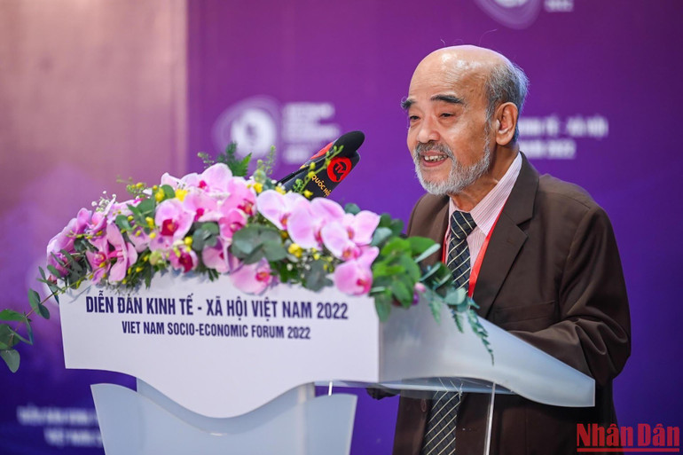 Giáo sư, Tiến sĩ khoa học Đặng Hùng Võ trình bày tham luận tại Phiên hội thảo.