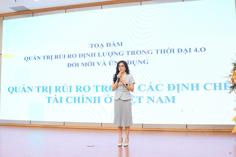 Bà Nguyễn Thị Thùy Linh chia sẻ về xu hướng quản trị rủi ro hiện đại với sự tích hợp của nhiều công nghệ như AI và các yếu tố văn hoá, xã hội. Bà Nguyễn Thị Thùy Linh chia sẻ về xu hướng quản trị rủi ro hiện đại với sự tích hợp của nhiều công nghệ như AI và các yếu tố văn hoá, xã hội.