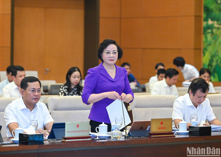 Bộ trưởng Nội vụ Phạm Thị Thanh Trà trình bày Tờ trình của Chính phủ về Đề án thành lập thành phố Huế trực thuộc Trung ương. (Ảnh: DUY LINH)