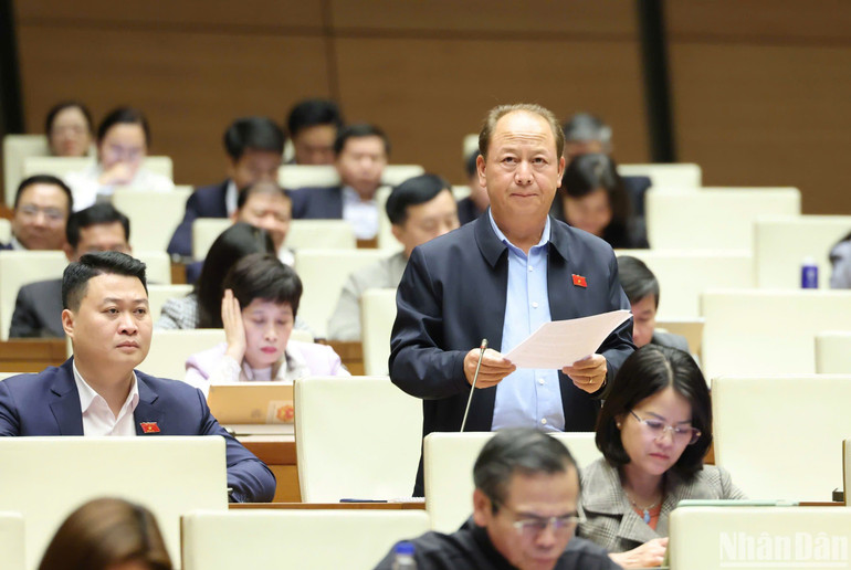 Đại biểu Sùng A Lềnh (đoàn Lào Cai) phát biểu tại hội trường chiều 15/2. (Ảnh: DUY LINH)