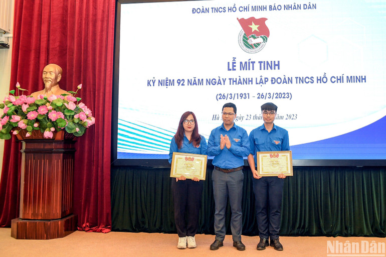 Đồng chí Nguyễn Ngọc Điệp, Phó Bí thư Đoàn Khối các cơ quan Trung ương trao tặng bằng khen cho hai đồng chí Phạm Thị Lê Chi và Nguyễn Hải Đăng. (Ảnh: THÀNH ĐẠT)