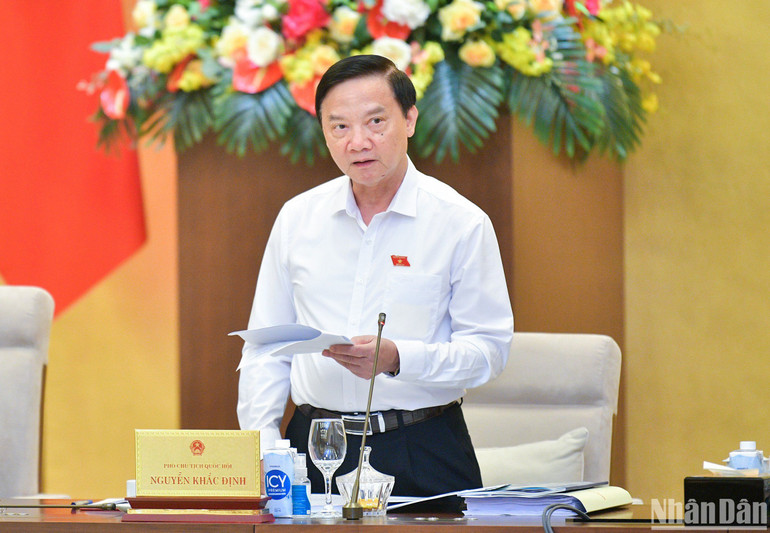 Phó Chủ tịch Quốc hội Nguyễn Khắc Định điều hành nội dung thảo luận. (Ảnh: DUY LINH)