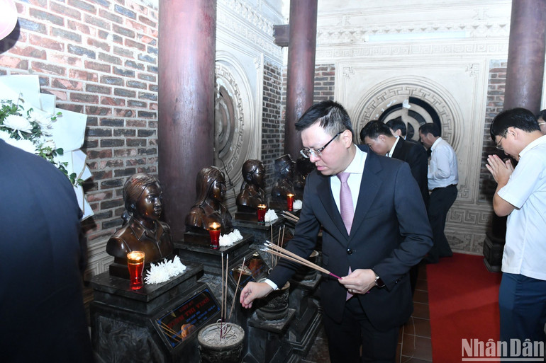Đồng chí Lê Quốc Minh, Ủy viên Trung ương Đảng, Tổng Biên tập Báo Nhân Dân, Phó Trưởng Ban Tuyên giáo Trung ương, Chủ tịch Hội Nhà báo Việt Nam thắp hương tri ân các anh hùng liệt sĩ. Đồng chí Lê Quốc Minh, Ủy viên Trung ương Đảng, Tổng Biên tập Báo Nhân Dân, Phó Trưởng Ban Tuyên giáo Trung ương, Chủ tịch Hội Nhà báo Việt Nam thắp hương tri ân các anh hùng liệt sĩ.