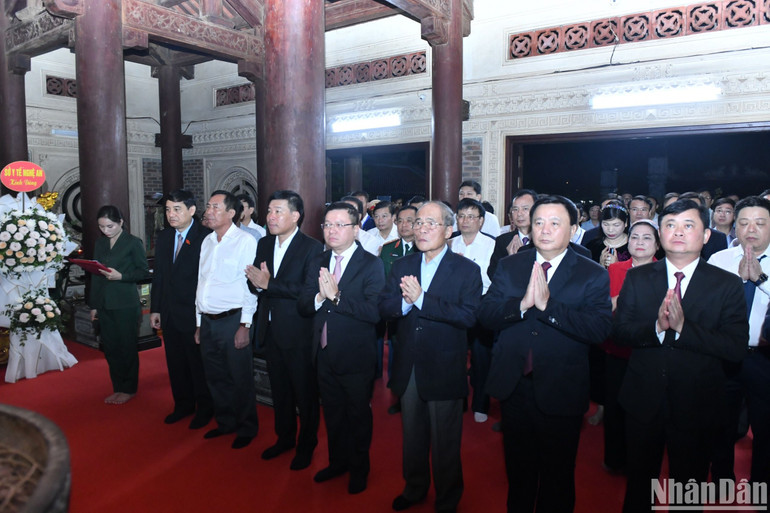 Các đồng chí lãnh đạo, nguyên lãnh đạo Đảng, Nhà nước và các đại biểu dâng hương tưởng niệm, tri ân các anh hùng liệt sĩ. Các đồng chí lãnh đạo, nguyên lãnh đạo Đảng, Nhà nước và các đại biểu dâng hương tưởng niệm, tri ân các anh hùng liệt sĩ.