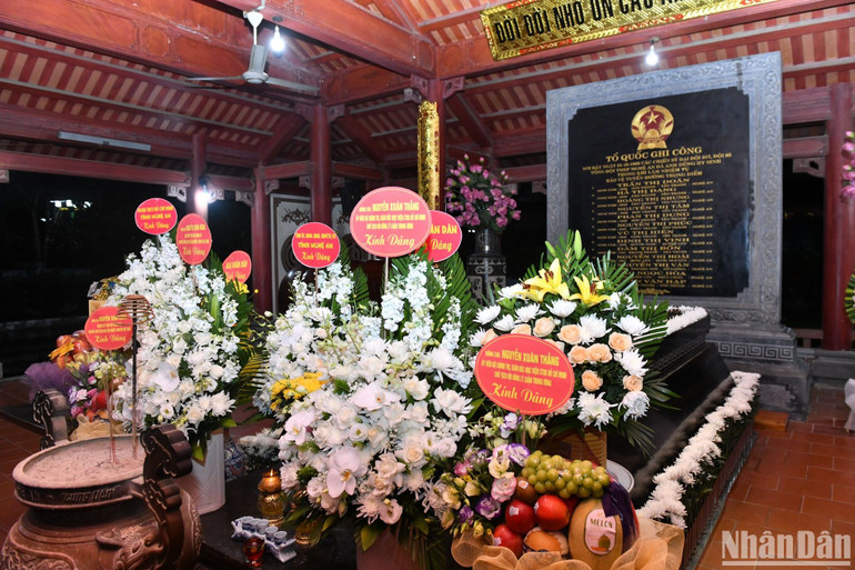 Phần mộ tập thể các anh hùng liệt sĩ đã anh dũng hy sinh trên cung đường Truông Bồn huyền thoại. Phần mộ tập thể các anh hùng liệt sĩ đã anh dũng hy sinh trên cung đường Truông Bồn huyền thoại.