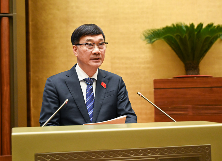 Chủ nhiệm Ủy ban Kinh tế Vũ Hồng Thanh báo cáo giải trình, tiếp thu, chỉnh lý dự thảo Nghị quyết trước khi Quốc hội bấm nút thông qua. (Ảnh: DUY LINH)