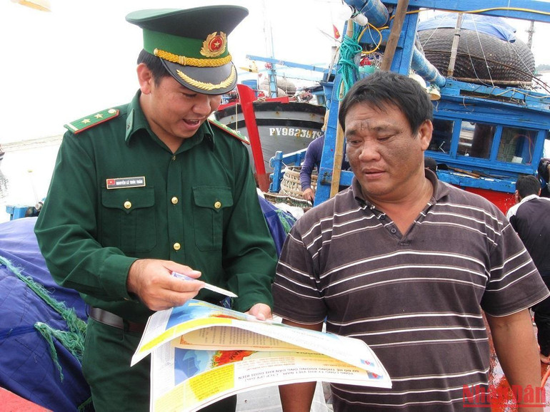 Bộ đội biên phòng tuyên truyền và tổ chức ký cam kết với ngư dân không khai thác hải sản ở vùng biển nước ngoài.