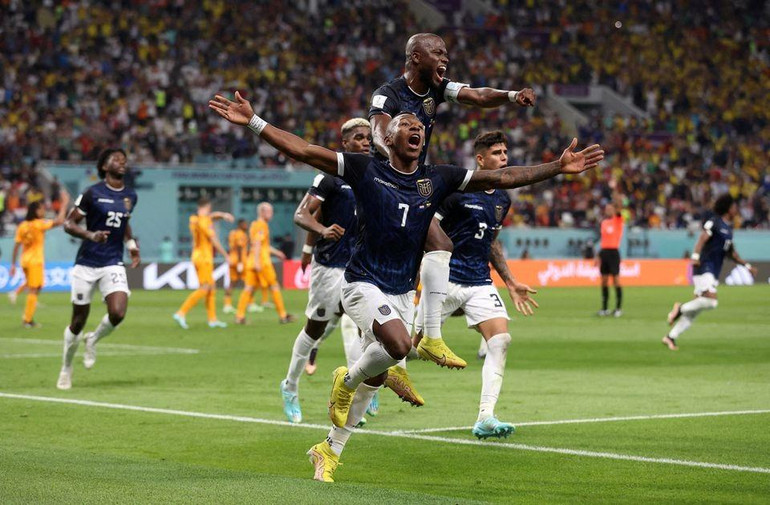 Pervis Estupinan ăn mừng cùng đồng đội sau khi đưa bóng vào lưới Hà Lan, tuy nhiên bàn thắng của anh sau đó không được công nhận do lỗi việt vị. (Ảnh: Reuters)