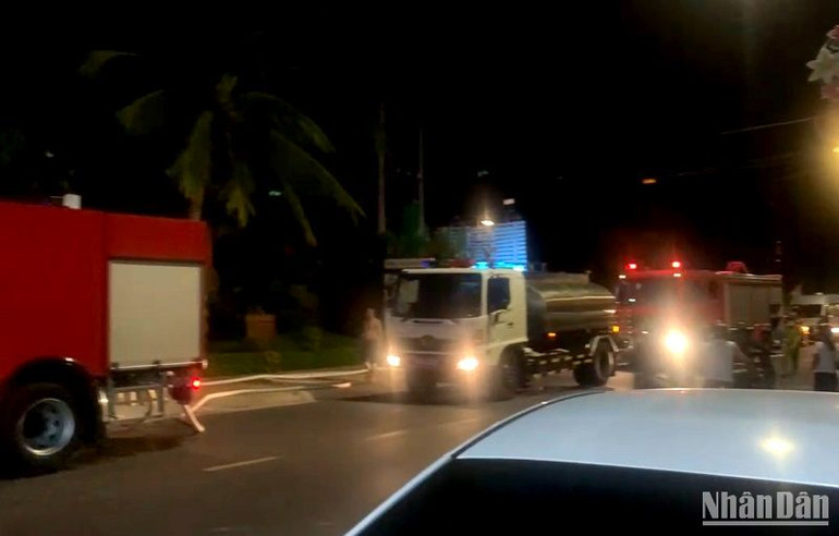 Lực lượng phòng cháy, chữa cháy, cứu nạn cứu hộ, Công an tỉnh Bình Thuận được huy động tới hiện trường để dập cháy.