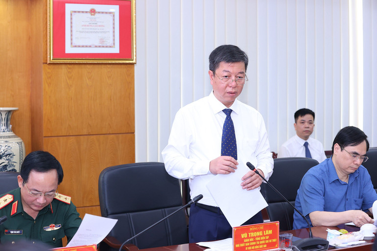 Giám đốc - Tổng Biên tập Nhà xuất bản Chính trị quốc gia Sự thật Vũ Trọng Lâm báo cáo các nội dung liên quan đến việc xuất bản bộ sách Văn kiện Đảng Toàn tập (1924-2020).