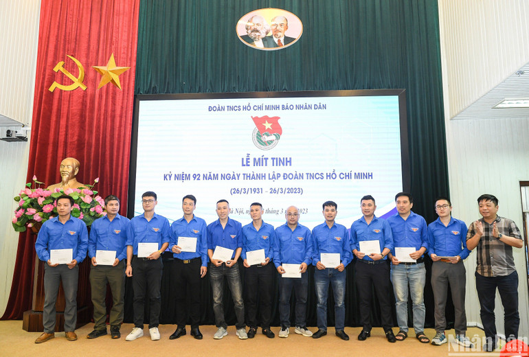 Phó Tổng Biên tập, Phó Bí thư Đảng ủy Báo Nhân Dân Quế Đình Nguyên trao quyết định và quà tặng các đồng chí trưởng thành Đoàn. (Ảnh: THÀNH ĐẠT)