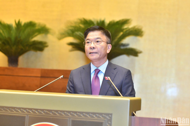 Phó Thủ tướng, Bộ trưởng Tư pháp Lê Thành Long trình bày tờ trình về dự án Luật Công chứng (sửa đổi). (Ảnh: ĐĂNG KHOA)