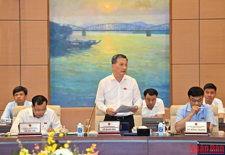 Chủ nhiệm Uỷ ban Khoa học Công nghệ và Môi trường Lê Quang Huy trình bày báo cáo thẩm tra. (Ảnh: DUY LINH)