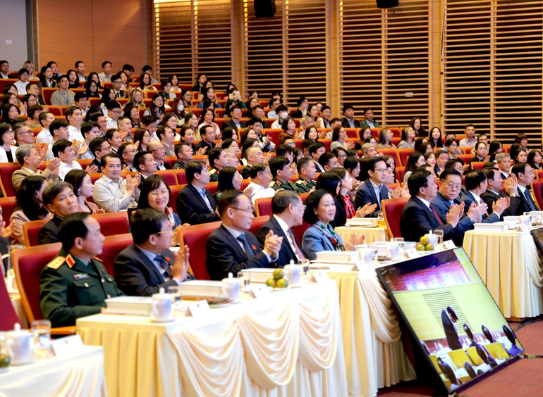 Các đồng chí lãnh đạo Đảng, Nhà nước và các đại biểu dự Lễ ra mắt.