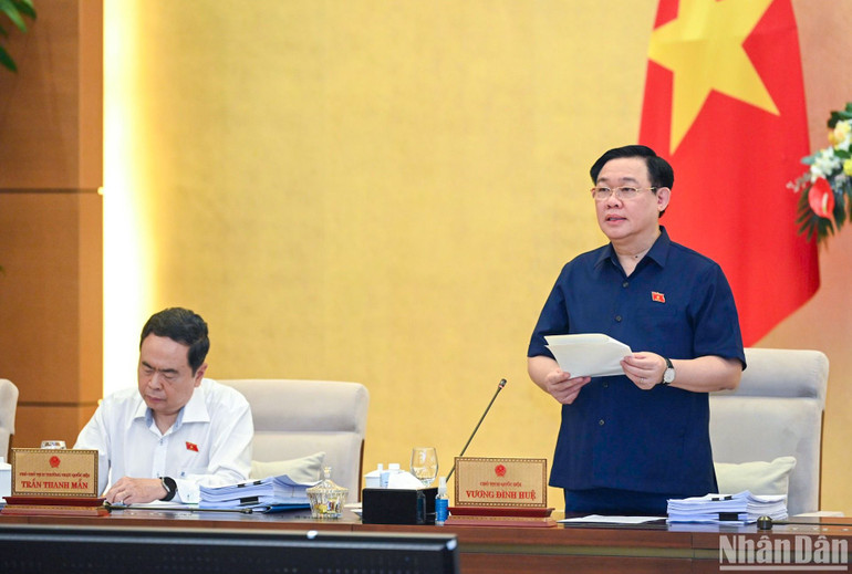 Chủ tịch Quốc hội Vương Đình Huệ phát biểu khai mạc phiên họp. (Ảnh: DUY LINH)