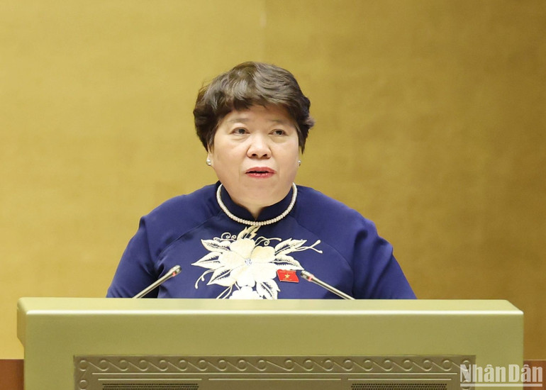 Chủ nhiệm Ủy ban Xã hội của Quốc hội Nguyễn Thúy Anh trình bày báo cáo thẩm tra. (Ảnh: DUY LINH)
