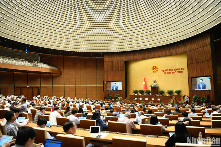 Quang cảnh phiên họp ở hội trường sáng 9/5. (Ảnh: DUY LINH)