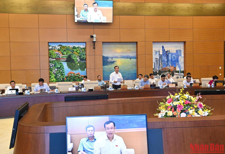 Chủ nhiệm Ủy ban Quốc phòng và An ninh của Quốc hội Lê Tấn Tới trình bày báo cáo thẩm tra. (Ảnh: DUY LINH)