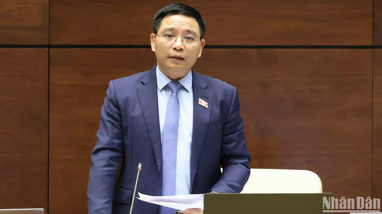 Bộ trưởng Giao thông vận tải Nguyễn Văn Thắng báo cáo giải trình tại phiên họp. (Ảnh: DUY LINH)